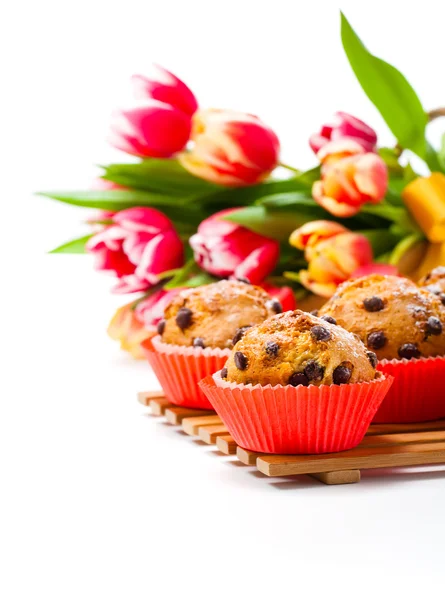 Homemade cupcakes with spring tulips. Isolated on white. — Stock Photo, Image