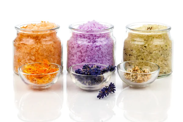 Varios tipos de sal de baño con flores, aislado en el respaldo blanco —  Fotos de Stock