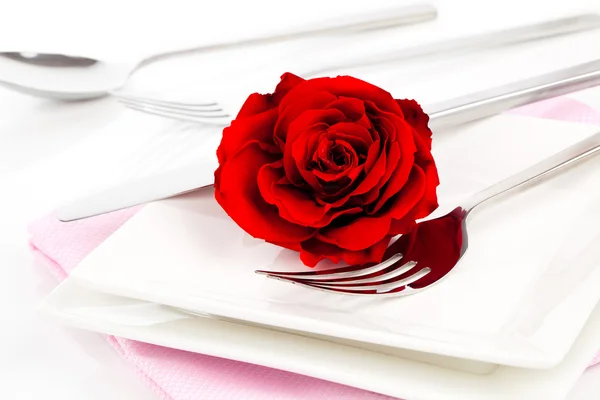 Valentines table setting with an gift box, to celebrate the holi — Stock Photo, Image