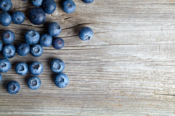 木制背景的新鲜蓝莓 — 图库照片