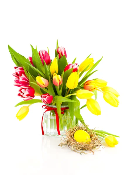 Spring Tulpen met Pasen eieren op witte achtergrond — Stockfoto