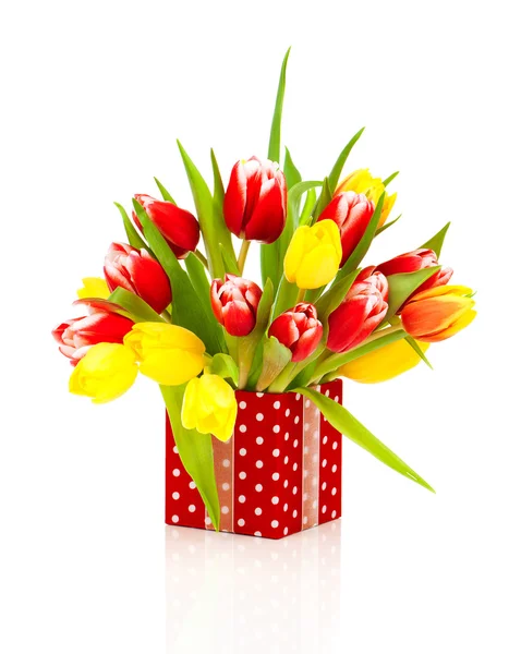 Hermosos tulipanes en la caja de regalo de lunares rojos. madres felices da —  Fotos de Stock