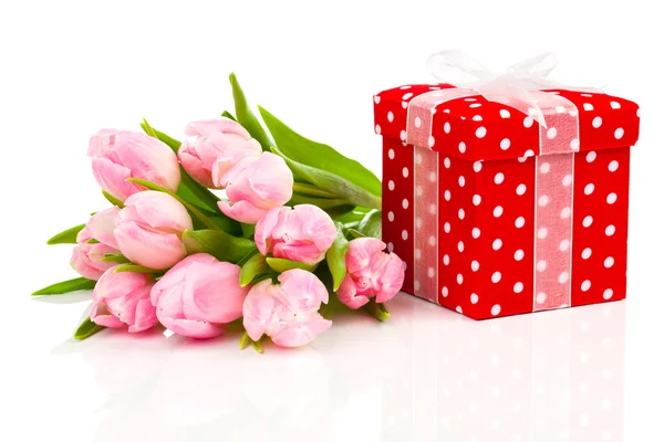 Mooie tulpen met de doos van de gift van de rode bolletjestrui. Gelukkige moederdag, — Stockfoto
