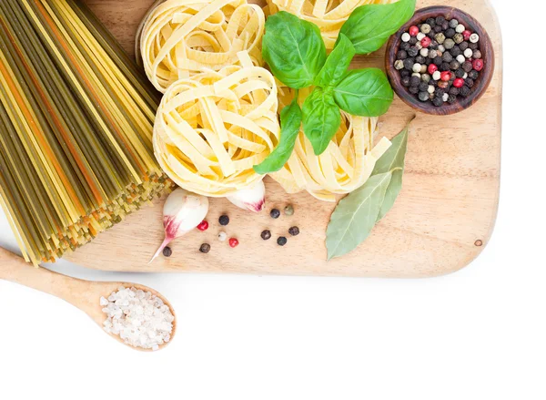 Massas alimentícias frescas e ingredientes italianos, isolados no fundo branco — Fotografia de Stock