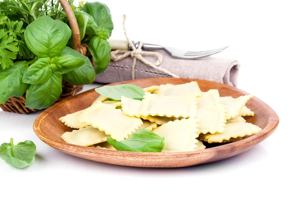 Ravioli di pasta fatta in casa con basilico fresco, isolati su bac bianco — Foto Stock