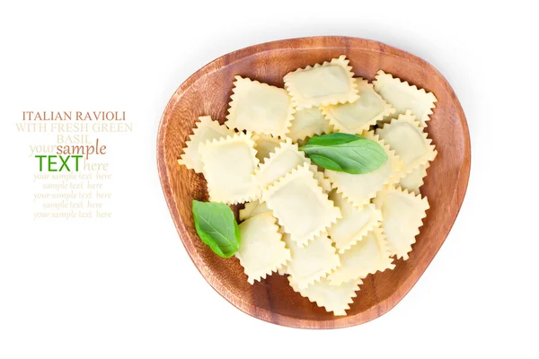 Huisgemaakte pasta ravioli met verse basilicum, geïsoleerd over witte bac — Stockfoto