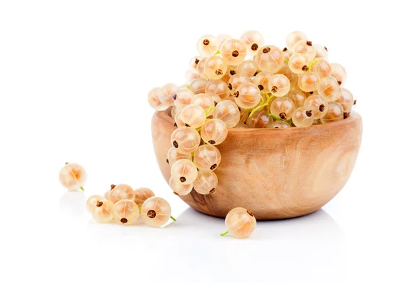 White currant fruit in a wood bowl, isolated over white backgrou — Stock Photo, Image