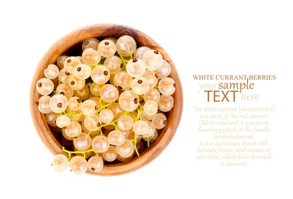 Плоди білої смородини в дерев'яній мисці, ізольовані на білому фоні — стокове фото