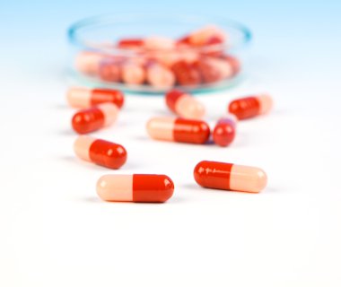 dökülüp tablet antibiyotik haplar, haplar. Laboratuvar kavramı.