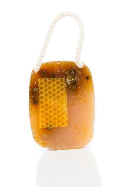 Beyaz arka planda izole edilmiş el yapımı bal sabunu.