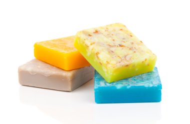 el yapımı renkli sabun barlar, göl kenarında beyaz arka plan üzerinde