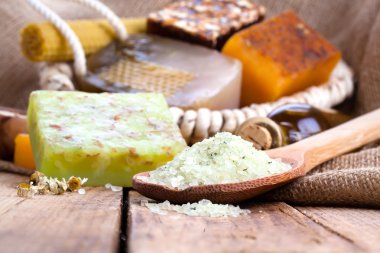 Aromatik spa deniz tuzu ve sabun, ahşap arka plan olarak ayarla