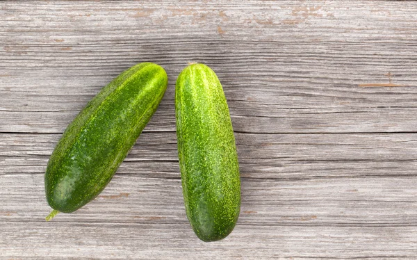 Verse komkommers op de houten achtergrond — Stockfoto
