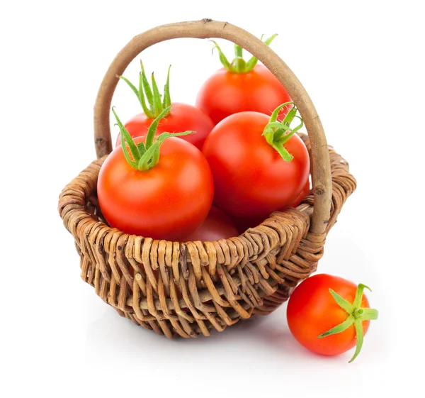 Tomates cherry en la canasta de mimbre, aislados sobre fondo blanco — Foto de Stock