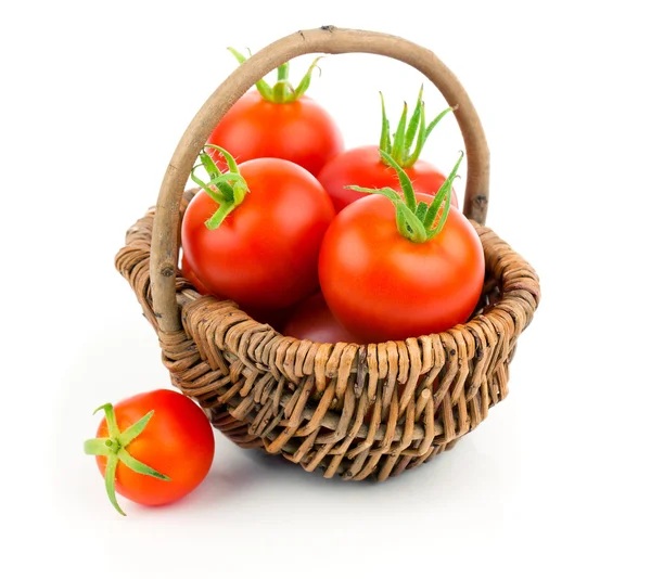 Tomates cherry en la canasta de mimbre, aislados sobre fondo blanco — Foto de Stock