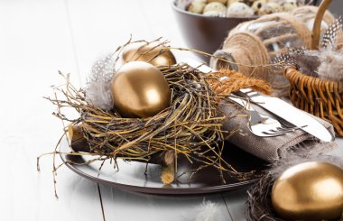 Masa dekorasyonu tavuk altın beyaz ahşap zemin üzerine