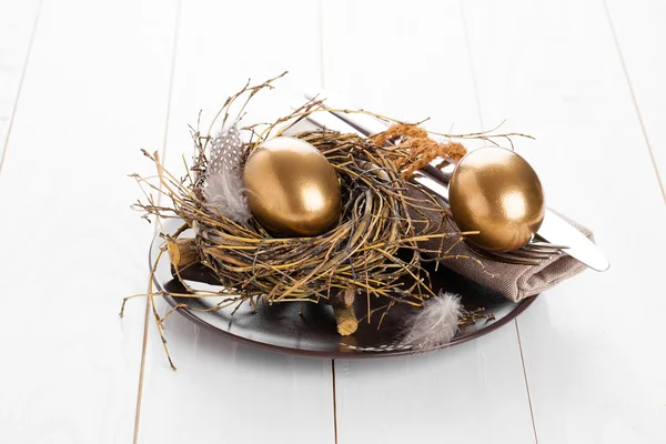 Décoration de table sur fond blanc en bois avec poulet doré — Photo