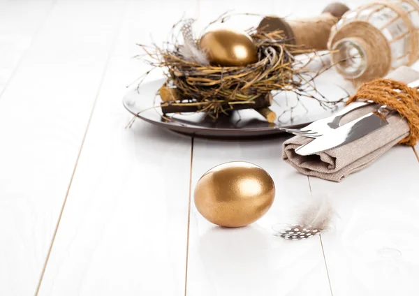 Tischdekoration auf weißem Holzhintergrund mit Huhn golden — Stockfoto