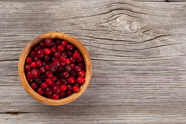 Gefrorene Preiselbeeren auf Holzgrund — Stockfoto