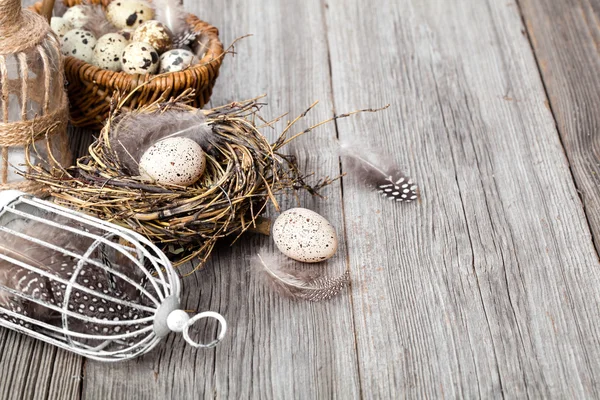 Decorazione pasquale su sfondo di legno con uovo di colore e con b — Foto Stock