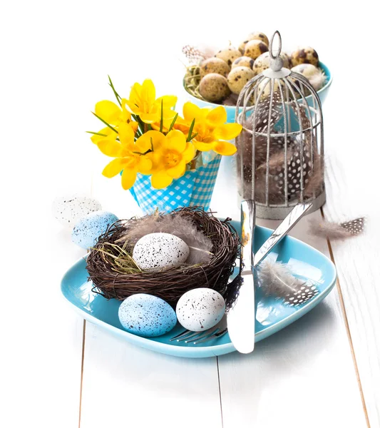 Decoración de mesa con nido de huevos de Pascua en plato, en madera blanca —  Fotos de Stock