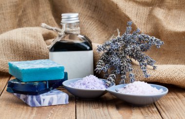 Ev yapımı Sabun lavanta çiçekleri ve tuzlu deniz ahşap arka ile