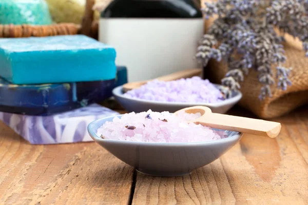 Zelfgemaakte zeep met lavendel en zout zee, houten achterop — Stockfoto