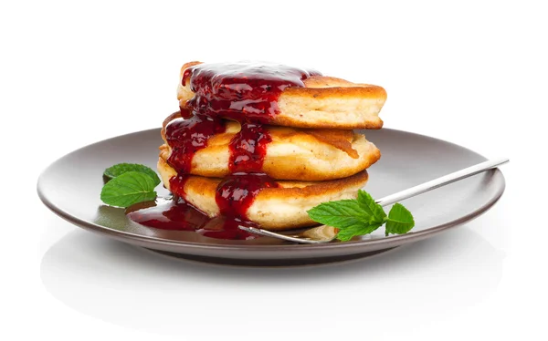 Deliciosas panquecas com molho de framboesas isolado sobre ba branco — Fotografia de Stock