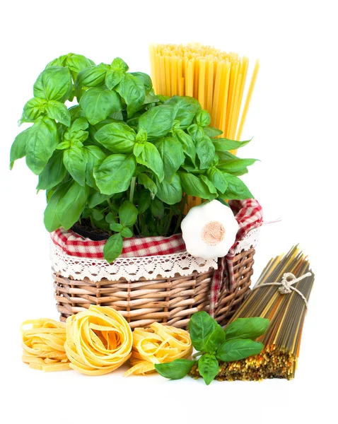 新鲜的意大利面食和意大利的成分，在白色背景上孤立 — 图库照片