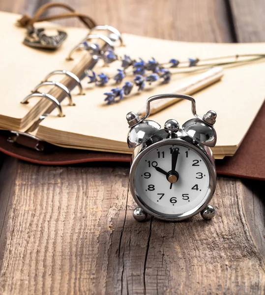 Bodegón grunge vintage con reloj, y viejo libro y lápiz . — Foto de Stock