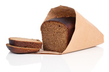 Beyaz arka planda izole edilmiş çavdar ekmeği dilimi