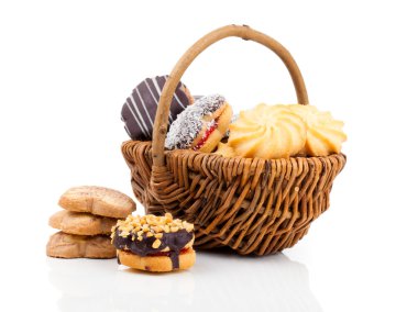 Beyaz arkaplanda izole edilmiş tereyağlı kurabiyeler