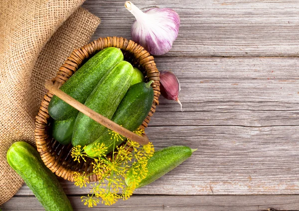 Komkommers op de houten achtergrond — Stockfoto