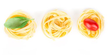 İtalyan makarna fettuccine fesleğen yaprağı, üzerinde beyaz izole iç içe