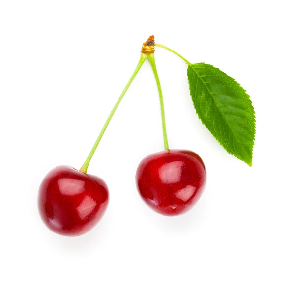 Zwei herzförmige Kirschbeeren isoliert auf weißem Hintergrund geschnitten — Stockfoto