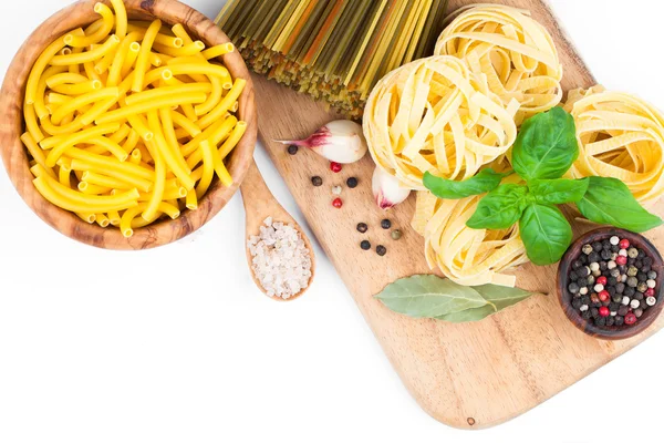 Pastas frescas e ingredientes italianos, aislados sobre fondo blanco —  Fotos de Stock