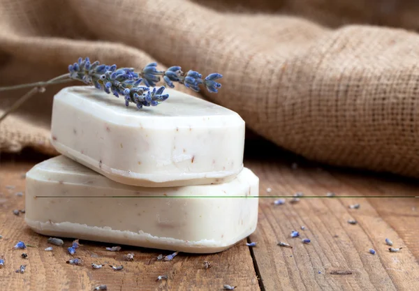 Lavendel handgemaakte zeep bars, op houten achtergrond — Stockfoto