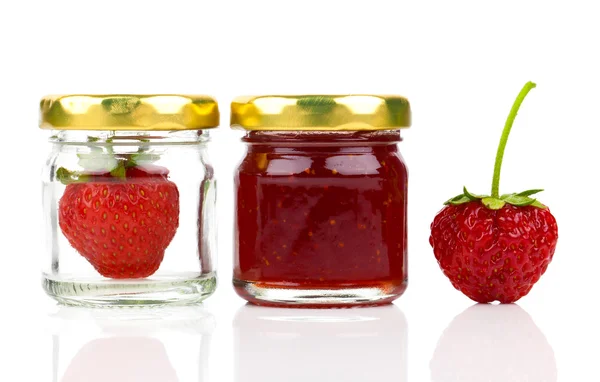 Strawberry jam and fresh berries isolated on white — Stock Photo, Image