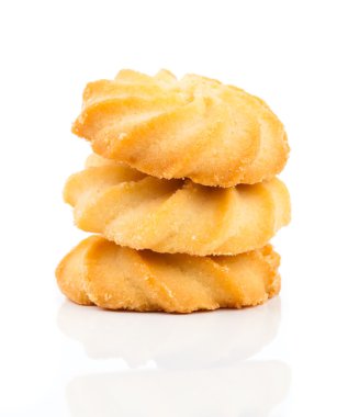 Beyaz arkaplanda izole edilmiş tereyağlı kurabiyeler