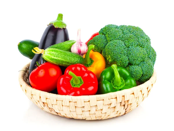 Verse groenten in mand geïsoleerd op wit — Stockfoto