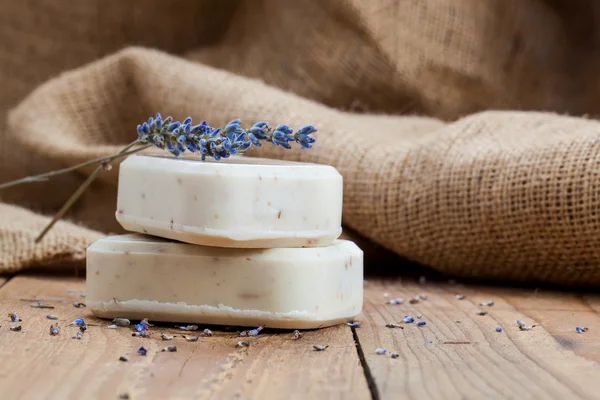 Tvålar med lavendel på ett rustikt trä bakgrund — Stockfoto