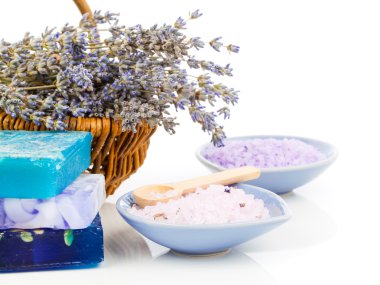 Spa natürmort lavanta çiçekleri ve beyaz bac üzerinde banyo tuzu ile