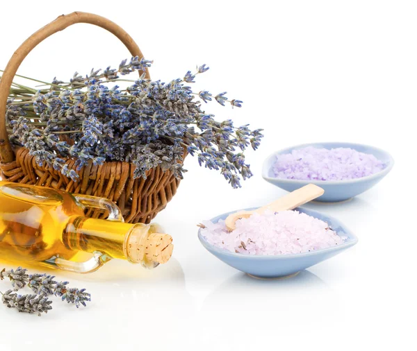 Wellness-Stillleben mit Lavendelblüten und Badesalz, auf weißem Bac — Stockfoto