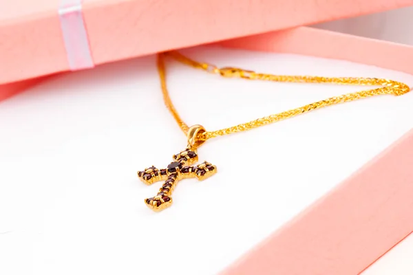 Zlatý Kříž s granáty v balení — Stock fotografie