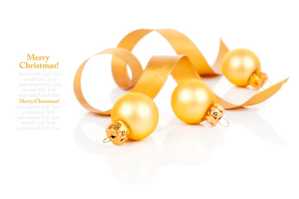 Χρυσές σφαίρες διακοσμήσεων Χριστουγέννων με σατέν κορδέλα, απομονωμένη σε — Φωτογραφία Αρχείου