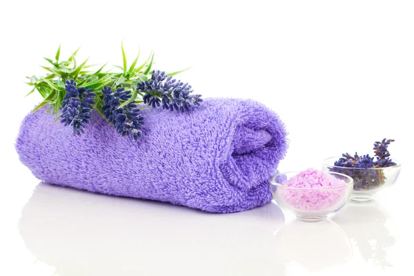 Toalha colorida com flor de lavanda e sal de banho aromático. Isol. — Fotografia de Stock