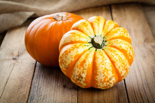 Calabazas de otoño sobre tabla de madera — Foto de Stock