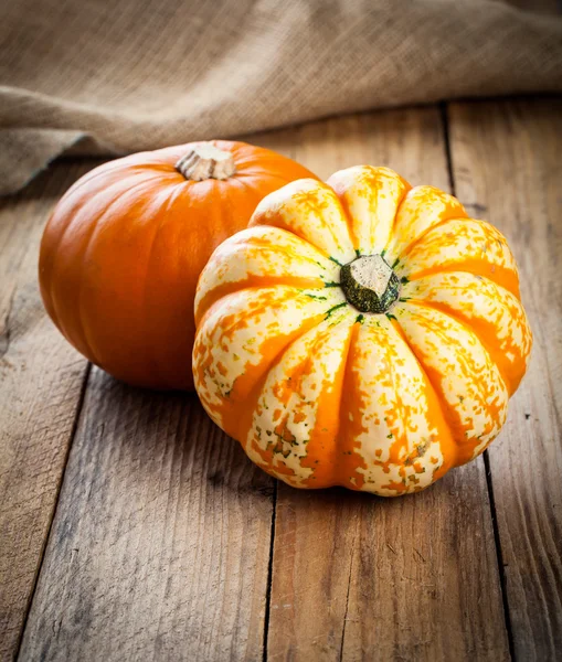 Calabazas de otoño sobre tabla de madera — Foto de Stock