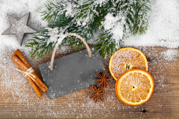 Decoración de Navidad con pizarra, sobre fondo de madera — Foto de Stock