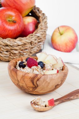 Sağlıklı kase müsli, elma, meyve ve süt için besleyici bir b